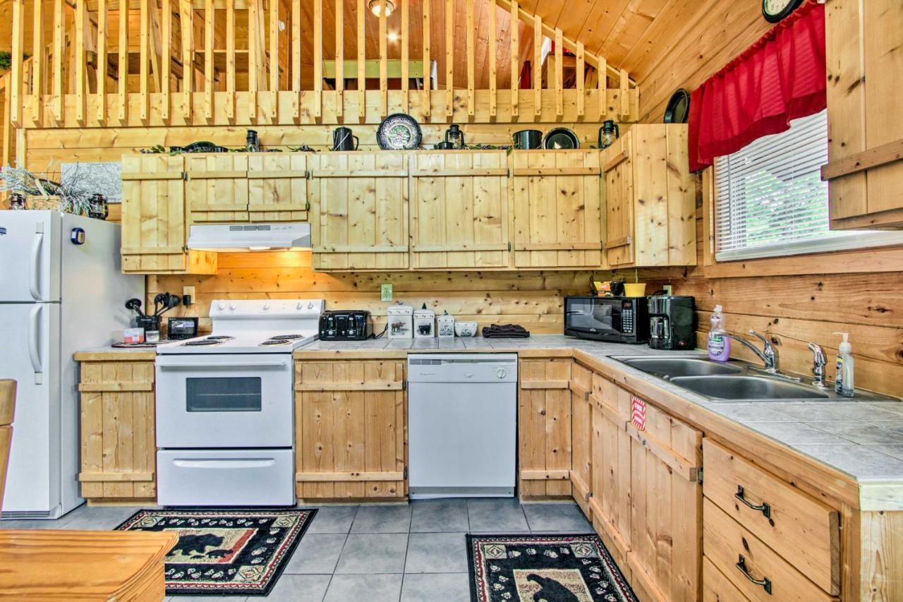 Cabin With Hot Tub And Deck About 12 Mi To Pigeon Forge! Sevierville Luaran gambar