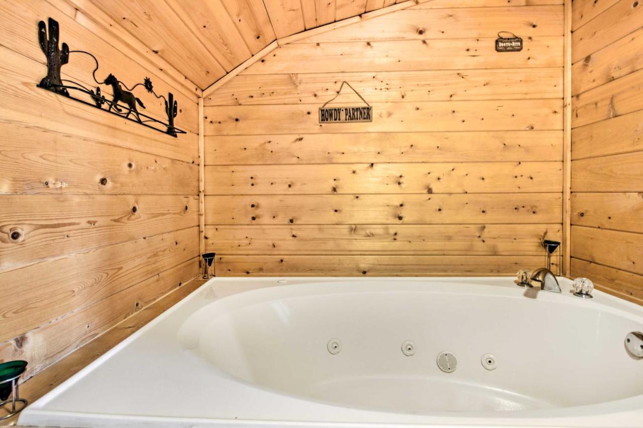 Cabin With Hot Tub And Deck About 12 Mi To Pigeon Forge! Sevierville Luaran gambar