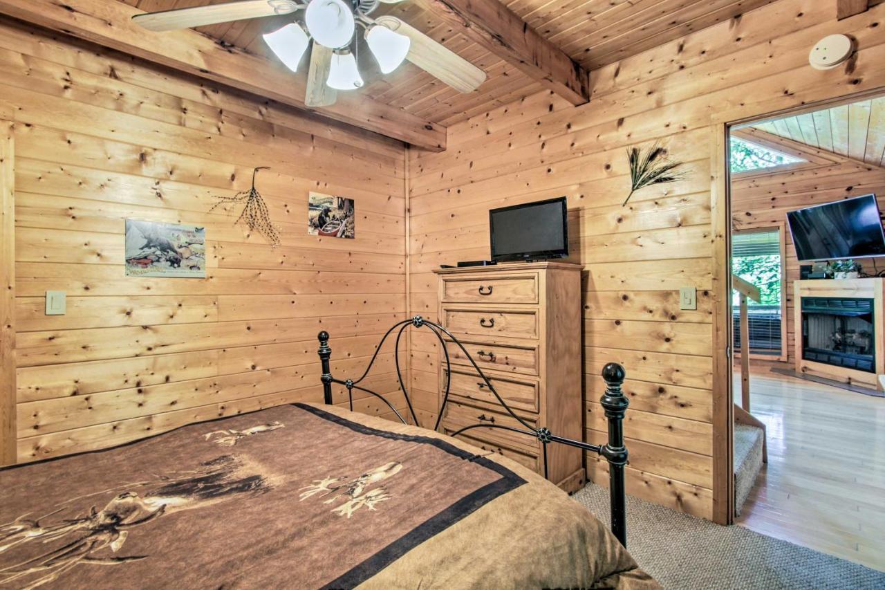 Cabin With Hot Tub And Deck About 12 Mi To Pigeon Forge! Sevierville Luaran gambar