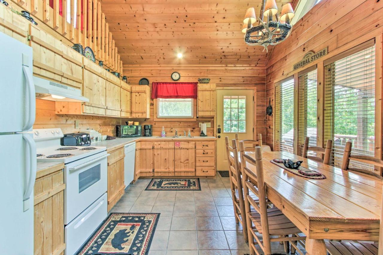 Cabin With Hot Tub And Deck About 12 Mi To Pigeon Forge! Sevierville Luaran gambar