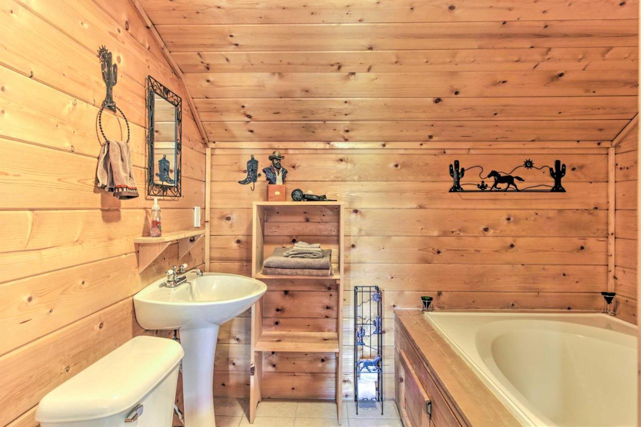 Cabin With Hot Tub And Deck About 12 Mi To Pigeon Forge! Sevierville Luaran gambar